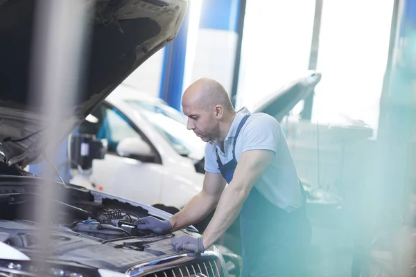 Side View Portrait Muscular Car Mechanic Looking Open Hood Vehicle — Stock Photo, Image