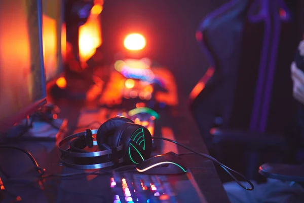 Close Pro Gaming Equipment Computer Desk Focus Lit Headphones Copy — Stock Photo, Image