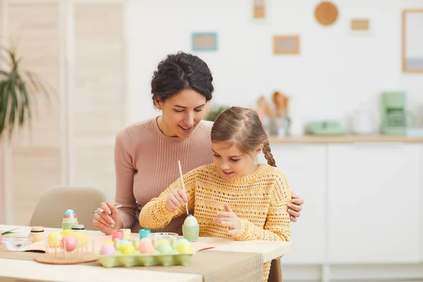 Portrett Kjærlig Mor Datter Som Maler Påskeegg Pastellfarger Sittende Ved – stockfoto