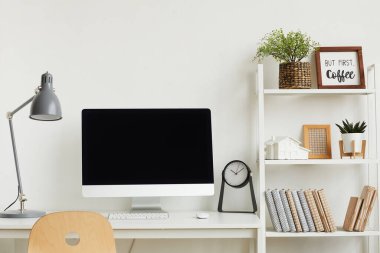 Masadaki modern bilgisayarın arkaplan görüntüsü ofis içi beyaz duvara karşı, yukarıdaki boşluğu kopyala