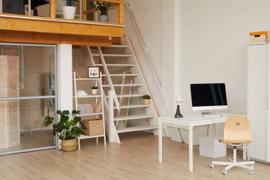 Çağdaş iki katlı apartmanın arkaplan görüntüsü ev ofis işyeri ön planda, boşluk kopyala