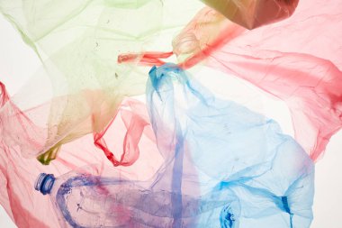 Arka plandaki renkli plastik poşetlerin üst görüntüsü, boşluğu kopyala