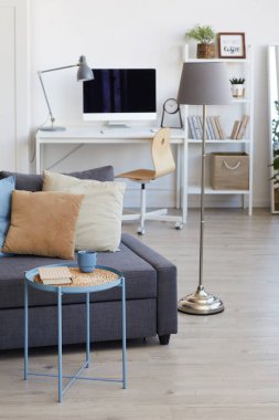 Minimum İskandinav dizaynı ve dekor elemanlarına odaklanmış konforlu dairenin dikey arkaplan görüntüsü, boşluğu kopyala