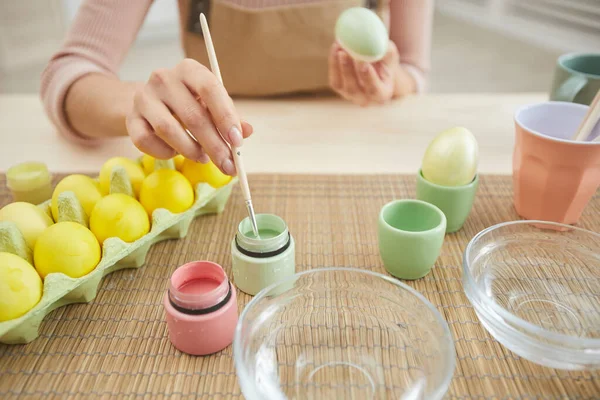 Närbild Oigenkännlig Ung Kvinna Måla Ägg Pastellfärger För Påsk Sittande — Stockfoto