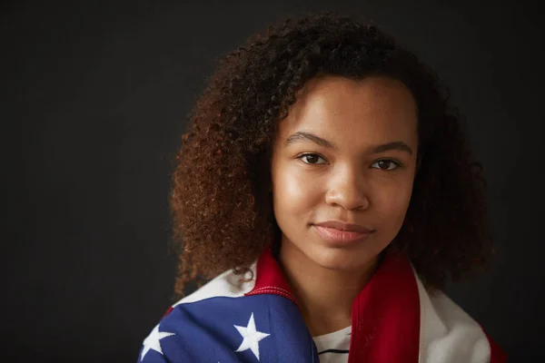 Huvud Och Axlar Porträtt Ung Afroamerikansk Flicka Insvept Amerikansk Flagga — Stockfoto