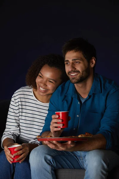 Retrato Vertical Jovens Casais Mestiços Assistindo Filmes Casa Enquanto Comem — Fotografia de Stock