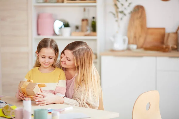 Retrato Tono Cálido Hija Feliz Abrazo Materno Mientras Abren Los — Foto de Stock