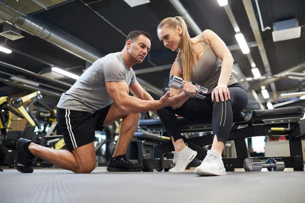 Retrato Bajo Ángulo Del Entrenador Muscular Que Ayuda Joven Hacer — Foto de Stock