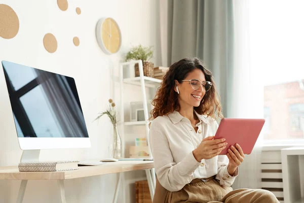 Aantrekkelijke Jonge Vrouw Neemt Deel Aan Online Conferentie Terwijl Thuis — Stockfoto