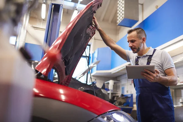 Low Angle Portrait Bearded Car Mechanic Using Digital Tablet Opening — Stock Photo, Image