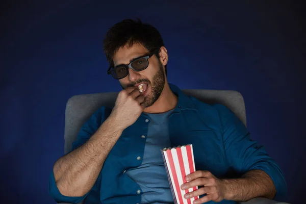 Retrato Homem Barbudo Usando Óculos Comendo Pipocas Enquanto Assiste Filme — Fotografia de Stock
