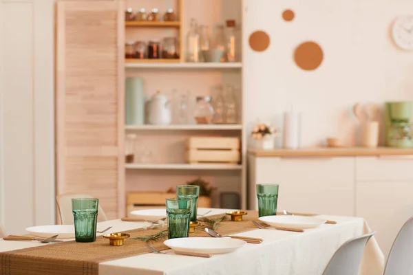 前方にテーブルを提供し 居心地の良いキッチンインテリアの暖かいトーンのイメージ コピースペース — ストック写真