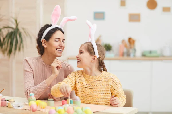 Porträt Einer Liebenden Mutter Mit Tochter Beim Bemalen Von Ostereiern — Stockfoto