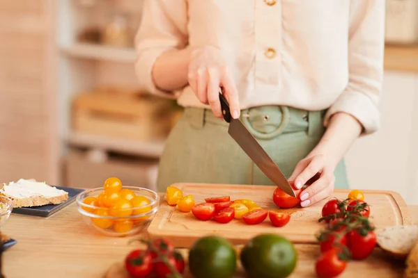Varma Tonas Närbild Oigenkännlig Kvinna Skära Färska Tomater Medan Matlagning — Stockfoto