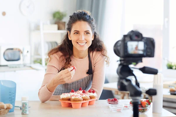 Glada Ung Kvinna Bär Förkläde Provsmakning Söt Jordgubbe Kameran Horisontellt — Stockfoto