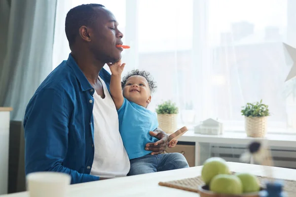 Retrato Feliz Padre Africano Jugando Con Hijo Pequeño Mientras Está —  Fotos de Stock