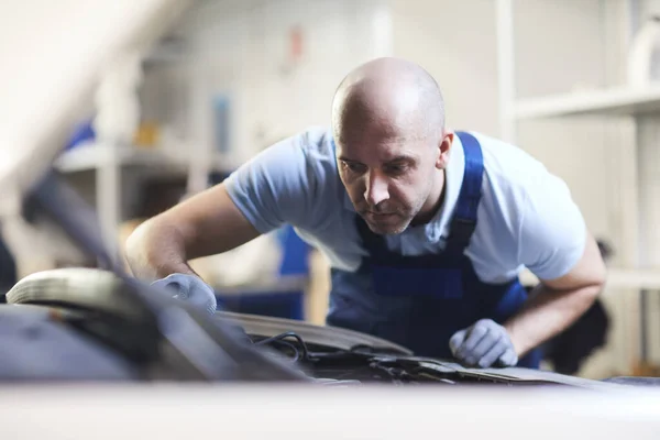 Front View Portrait Muscular Car Mechanic Looking Open Hood Vehicle — Stock Photo, Image