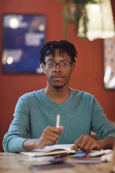 Вертикальний Портрет Молодого Афро Американського Чоловіка Який Дивиться Камеру Сидячи — стокове фото