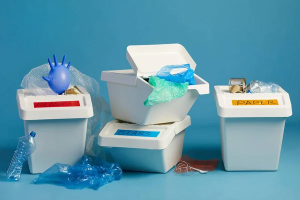 Poziomy Obraz Pojemników Śmieci Odpadów Tworzyw Sztucznych Papieru Rzędzie Niebieskim — Zdjęcie stockowe