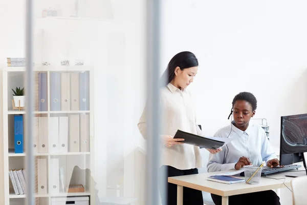 Portrait Asian Female Boss Talking African American Woman While Supervising — Stock Photo, Image