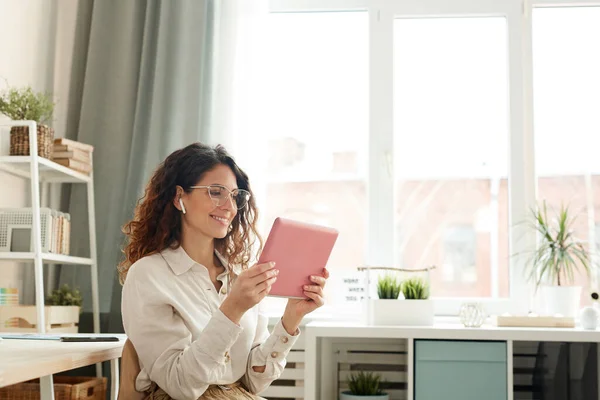 Stylish Young Woman Having Online Meeting Her Coworkers While Staying — Stock Photo, Image