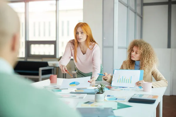 Retrato Dos Empresarias Sentadas Frente Dos Hombres Mientras Negociaban Acuerdo — Foto de Stock