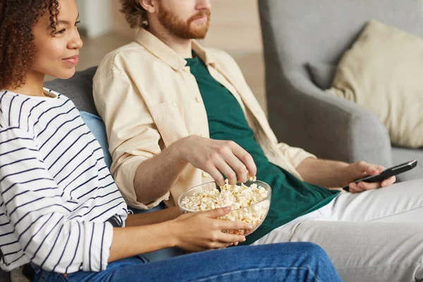 Portrait Recadré Couple Mixte Moderne Regardant Télévision Maison Tout Relaxant — Photo