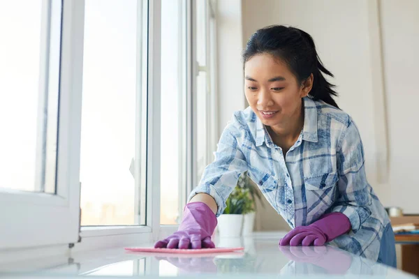 春の清掃を楽しみながら 窓を洗って幸せな笑顔の若いアジアの女性の肖像画 スペースをコピー — ストック写真