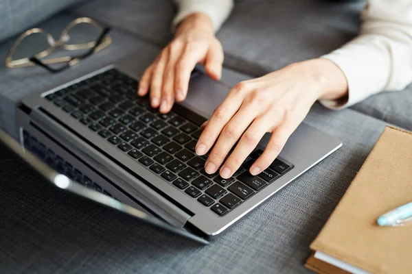 Horizontale Hochwinkel Nahaufnahme Weiblicher Hände Beim Tippen Auf Einem Laptop — Stockfoto