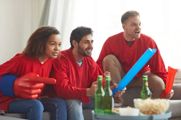 Grupo Amigos Assistindo Jogo Esportes Casa Aplaudindo Emocionalmente Enquanto Vestindo — Fotografia de Stock