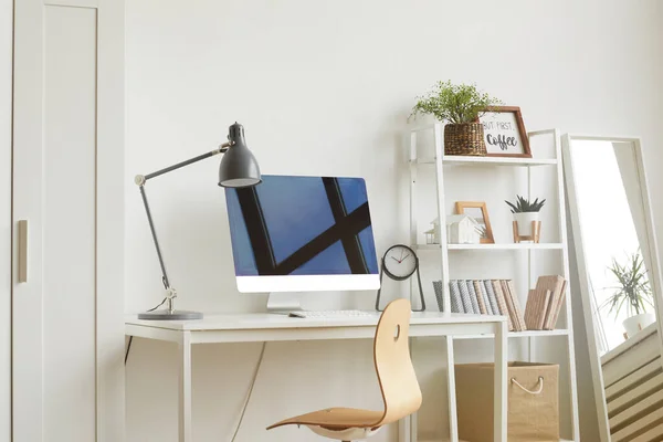 白い机の上に木製の椅子と現代のコンピュータと空の家庭のオフィスの職場の白い背景画像 コピースペース — ストック写真
