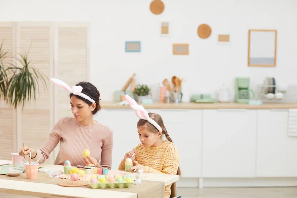 Porträt Einer Jungen Mutter Und Tochter Beim Bemalen Von Ostereiern — Stockfoto