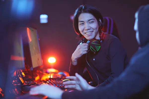Retrato Sorrir Homem Asiático Jogando Videogames Com Equipe Esporte Cibernético — Fotografia de Stock