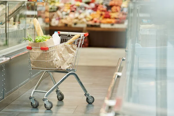 Pozadí Nákupní Košík Čerstvými Potravinami Stojící Ostrově Supermarket Kopírovací Prostor — Stock fotografie