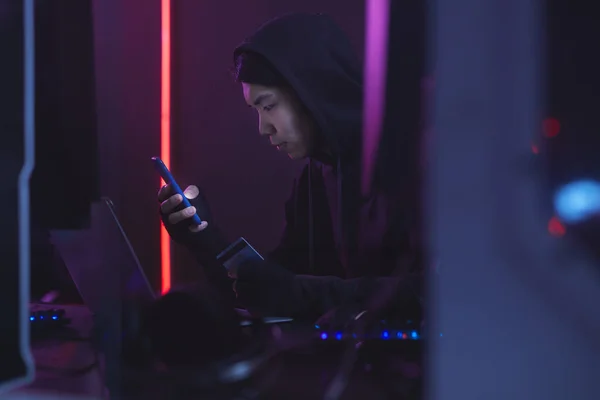 Вид Сбоку Портрет Азиатского Человека Одетого Черное Использующего Компьютер Взломе — стоковое фото