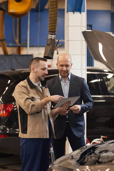 Ritratto Verticale Del Meccanico Auto Parlando Con Uomo Affari Durante — Foto Stock