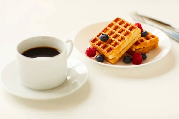 Warme Nahaufnahme Von Süßen Dessertwaffeln Mit Beerenbelag Neben Einer Tasse — Stockfoto