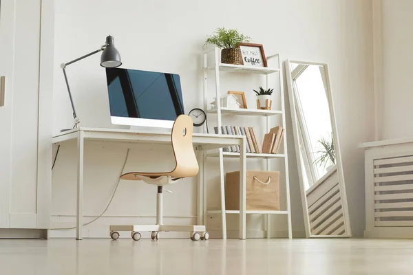 クリーンなオールホワイトデザインのインテリア 鏡面反射のエレガントな詳細 コピースペースの現代の住宅オフィスの職場の背景画像 — ストック写真