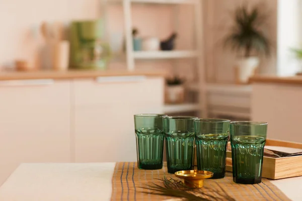 Warm Getönte Hintergrundbild Von Grünen Gläsern Auf Dem Küchentisch Minimalistischem — Stockfoto