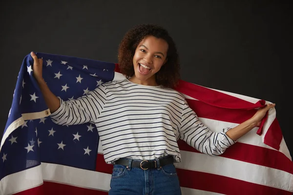 Taille Omhoog Portret Van Jonge Afro Amerikaanse Meisje Met Amerikaanse — Stockfoto