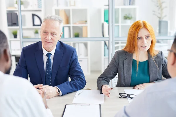 Ritratto Due Uomini Affari Che Intervistano Candidati Alla Posizione Lavorativa — Foto Stock