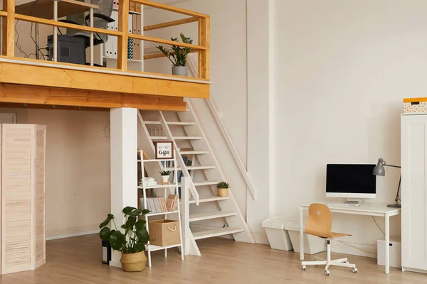 Hintergrundbild Zeitgenössischen Bürodesigns Mit Minimalen Arbeitsplätzen Auf Zwei Etagen Kopierraum — Stockfoto