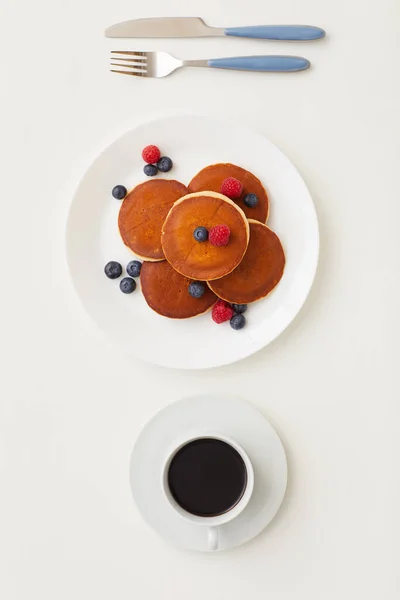 Tampilan Atas Pada Komposisi Minimal Dari Pancake Emas Yang Lezat — Stok Foto