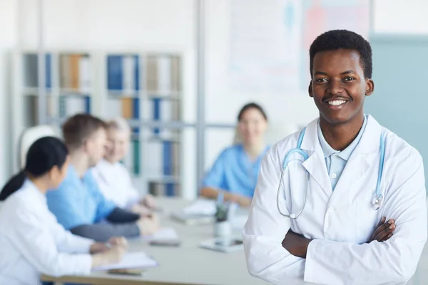 Portrait Taille Haute Jeune Médecin Afro Américain Souriant Caméra Alors — Photo