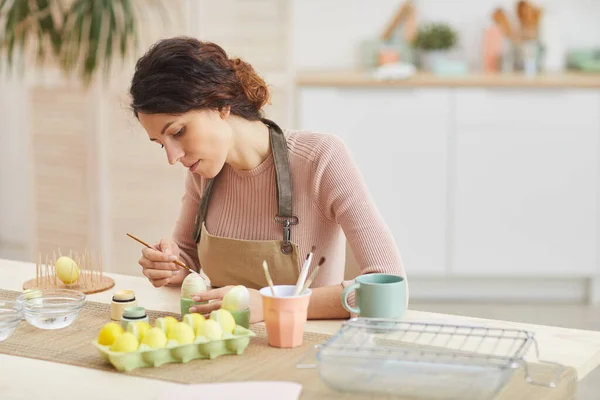 Porträtt Elegant Ung Kvinna Måla Ägg Pastellfärger För Påsk Medan — Stockfoto