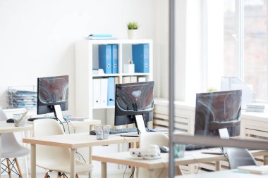 Cam kapının arkasından çekilen boş ofis masalarının arkaplan resmi, boşluğu kopyala