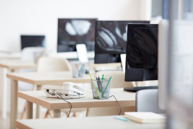 Boş ofis iş yerlerinin arkaplan görüntüsü çağrı merkezindeki kablosuz telefona odaklı, boşluğu kopyala