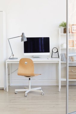 Modern minimal tasarımda cam duvarın arkasındaki boş ofis işyerinin dikey arkaplan resmi, boşluğu kopyala