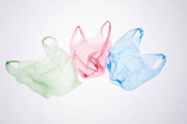 Beyaz arkaplanda izole edilmiş geri dönüşümlü plastik poşetlerin resmi, atık sıralama ve yönetim konsepti, kopyalama alanı