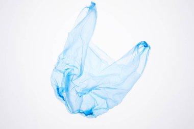 Beyaz zemin üzerinde yüzen mavi plastik torbaya yukarıda görünüm, atık sıralama ve yönetim kavramı, kopyalama alanı